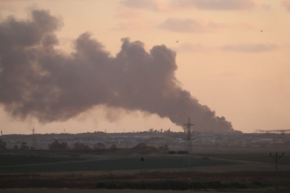 Rauchschwaden steigen nach israelischen Angriffen im Gazastreifen auf.
