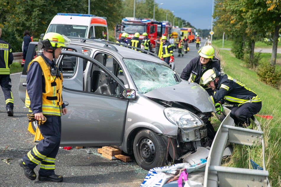 Eine Toyota-Fahrerin (†74) verlor am Mittwochmittag durch eine Frontalkollision bei Kamenz ihr Leben.