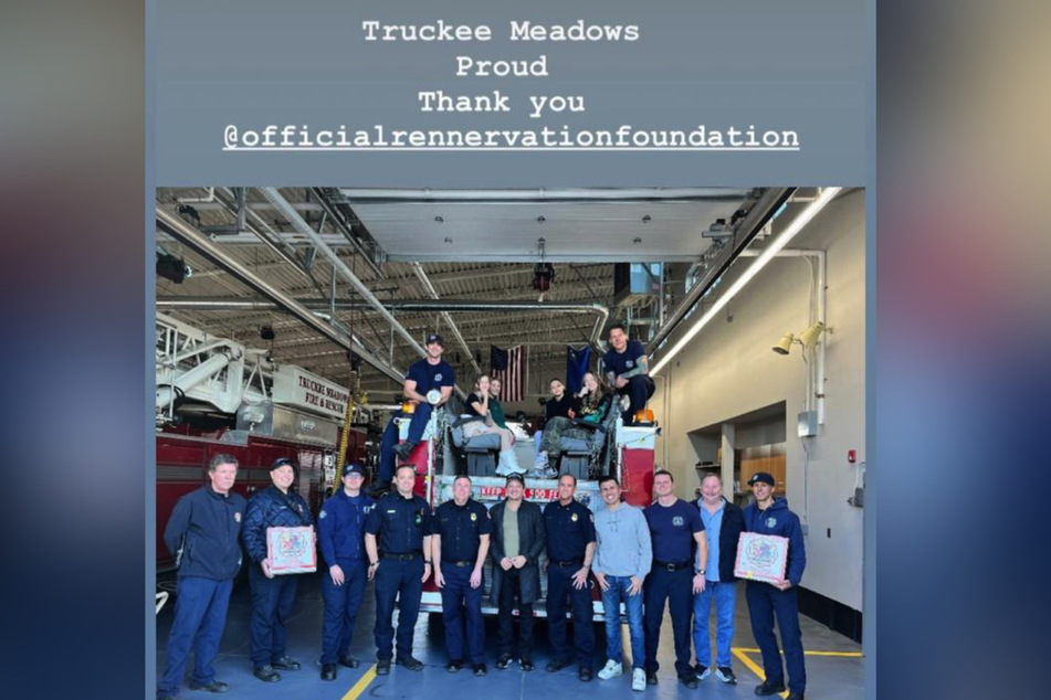 Jeremy Renner (Mitte) zusammen mit seinen Rettern der "Truckee Meadows"-Feuerwehr.