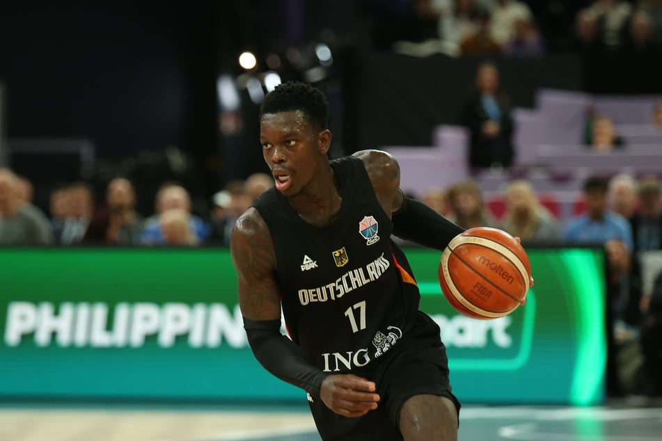 El jugador de baloncesto alemán Dennis Schröder (31) recibió insultos racistas.