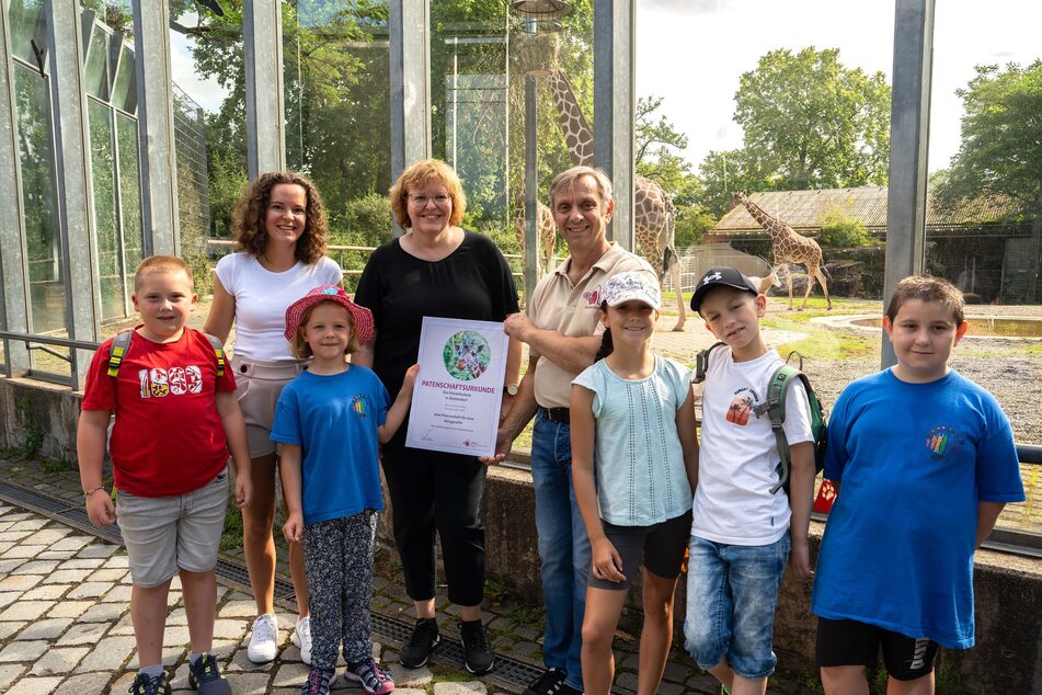 Wilhelma-Direktor Dr. Thomas Kölpin (4.v.r.) überreichte die Urkunde für die Giraffen-Patenschaft an die Kinder und Lehrerinnen der Reisachschule.