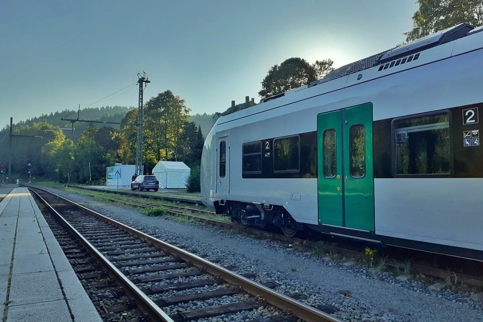 Ein Akkuzug der Mitteldeutschen Regiobahn (MRB) lädt in Annaberg-Buchholz Süd. Demnächst sollen die Bahnen Fahrgäste direkt nach Leipzig befördern.