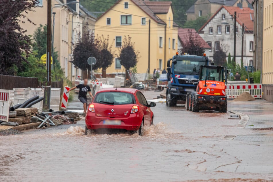 Zu viel Wasser in kürzester Zeit: Die Feuerwehr musste in Hohndorf die Gullys öffnen, damit das Wasser besser abfließen konnte.