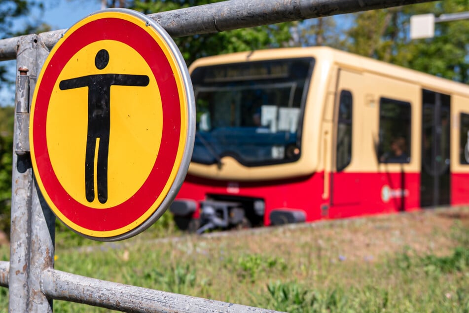 Beim S-Bahn-Surfen gegen Hindernis geprallt: 20-Jähriger tot