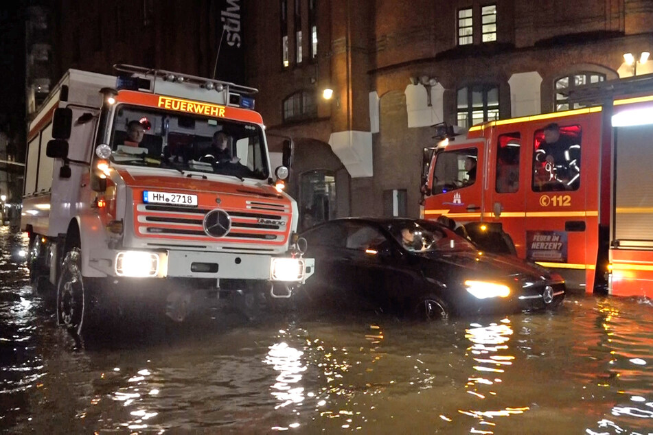 Gegen 22.47 Uhr blieb ein Mercedes Sportwagen im Hochwasser in der De-Voß-Straße an der Elbe stecken. Der Fahrer musste durch die Feuerwehr aus seinem Auto gerettet werden.