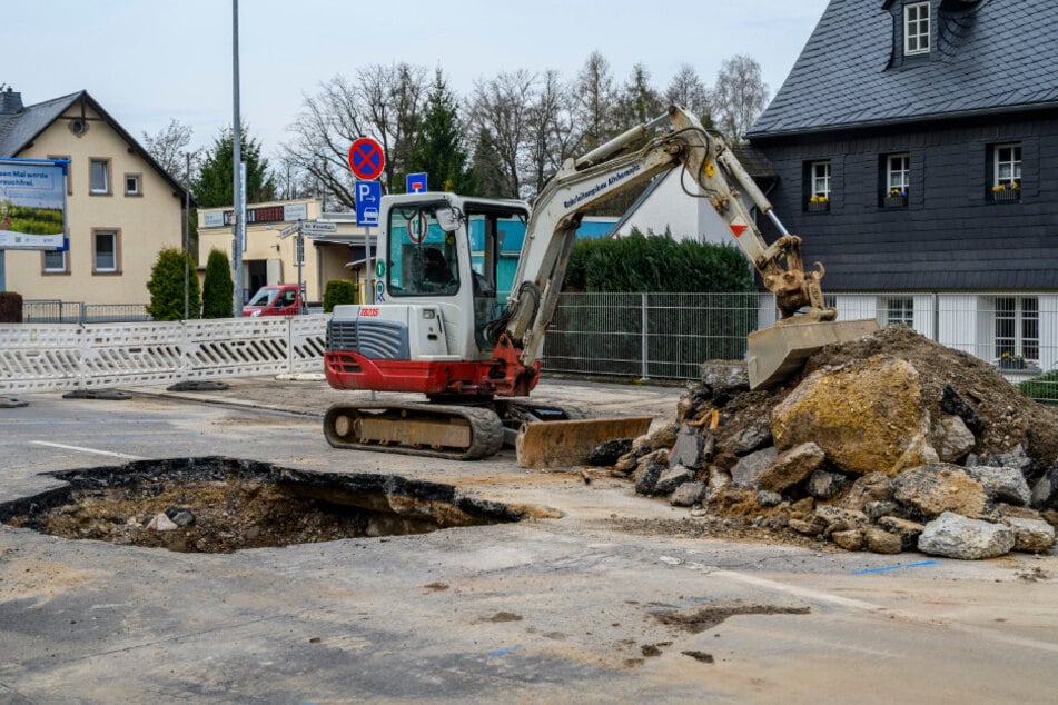 Am Montag begann ein Bagger, die unterspülte Straße für die Reparatur der Wasserleitung zu öffnen.