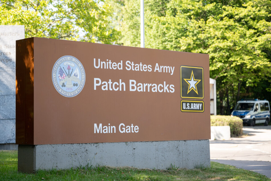 Ein Schild weist auf den Haupteingang der US-Kaserne "Patch Barracks" hin. In diesem befindet sich auch das Hauptquartier der US-Streitkräfte in Europa.