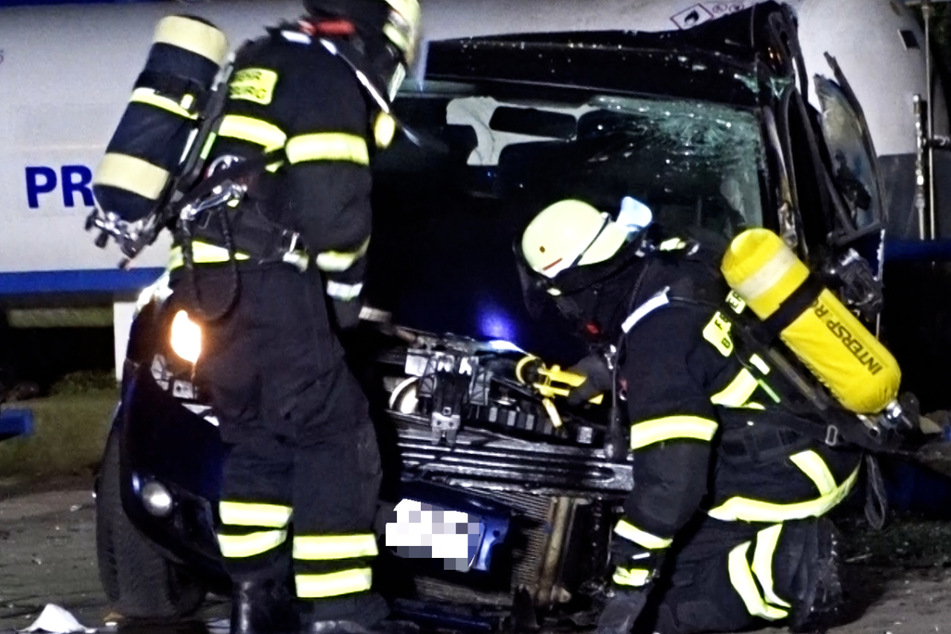 Die Feuerwehr war nach dem Crash ebenfalls im Einsatz, der entstandene Sachschaden wird auf etwa 30.000 Euro geschätzt.