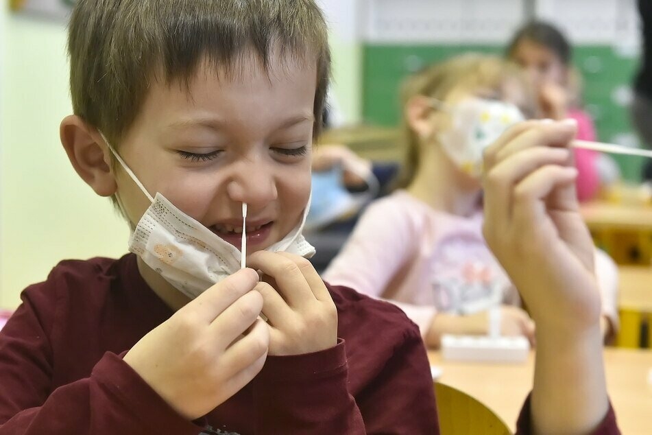 Wer muss in Quarantäne, wenn ein Schüler der Klasse positiv getestet wird?
