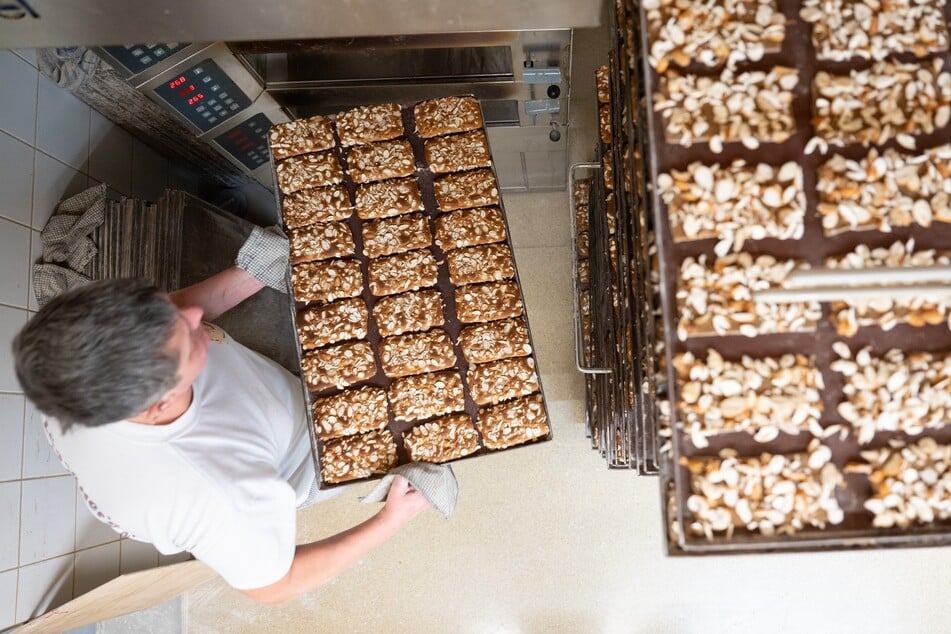 Seit knapp vier Wochen arbeitet die Pfefferküchlerei Hermann Löschner tagein tagaus.