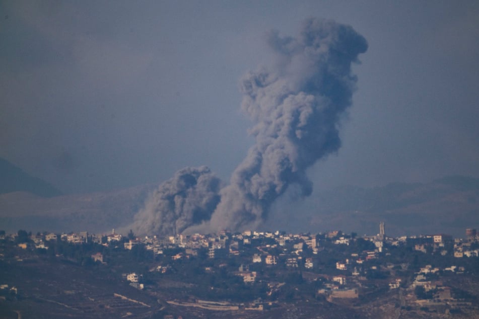 Rauch steigt nach israelischem Bombardement im Südlibanon auf.