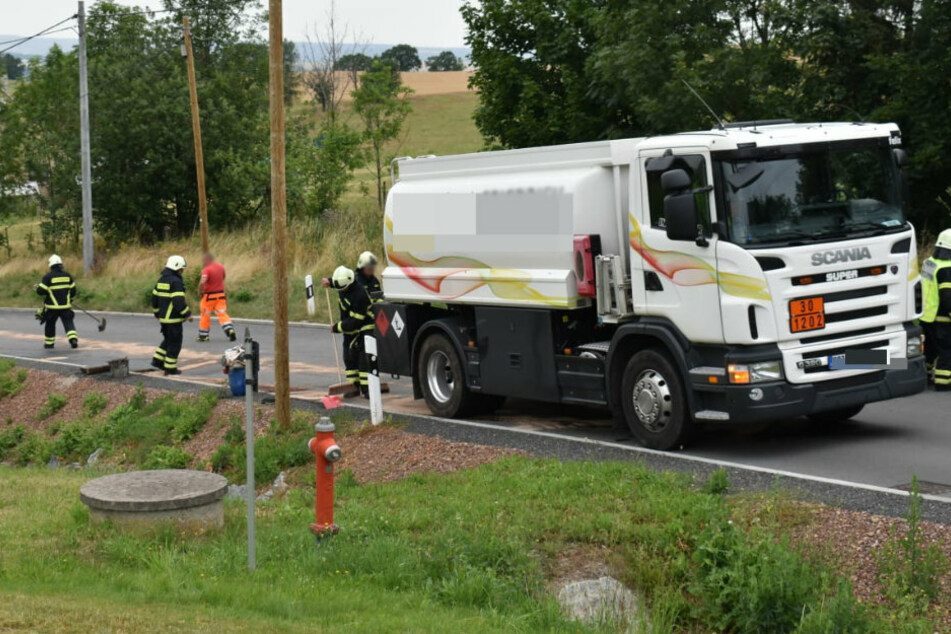 Aus dem Tanklaster sind mehrere Liter Diesel ausgelaufen.