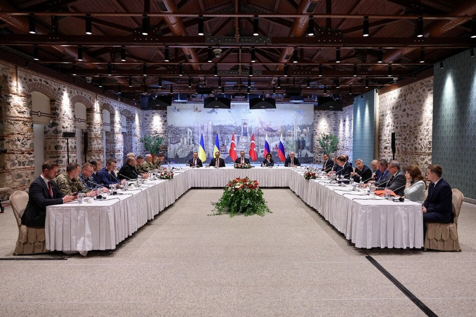 Delegationen der ukrainischen und der russischen Delegationen verhandeln unter Vermittlung der Türkei im Istanbuler Dolmabahce-Palast. (Archivfoto)