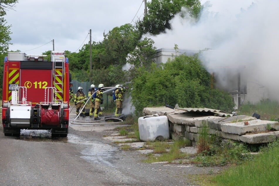 Unter schwerem Atemschutz mussten die Rettungskräfte gegen das Feuer vorgehen.