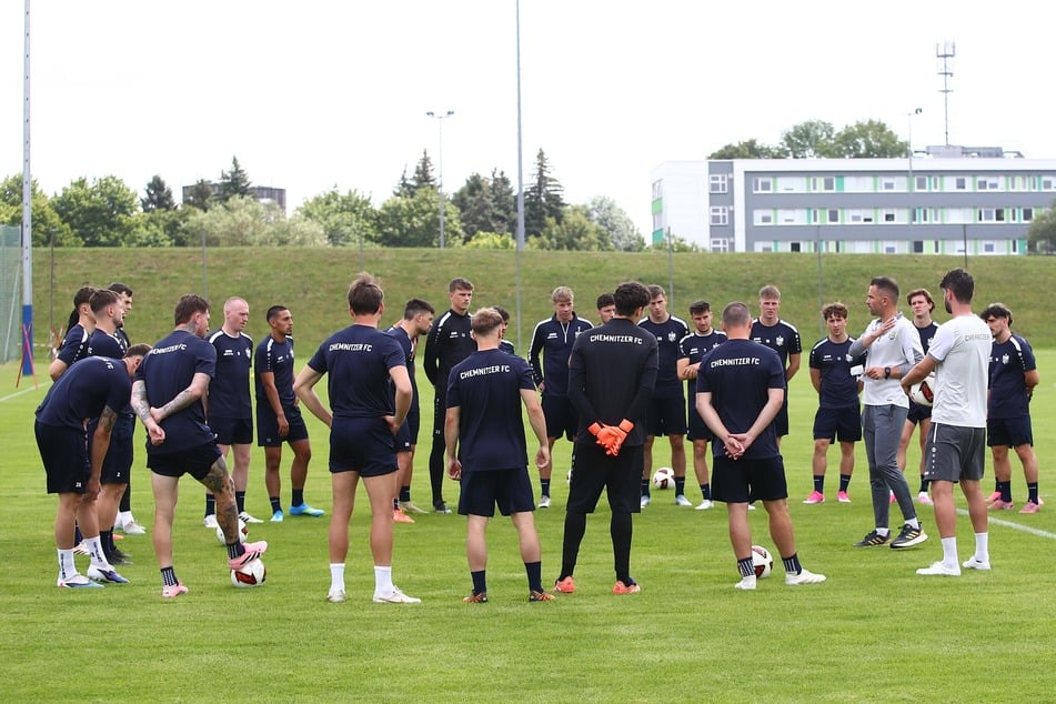 Trainingsauftakt beim CFC: Insgesamt 26 Spieler wurden von Trainer Benjamin Duda begrüßt.