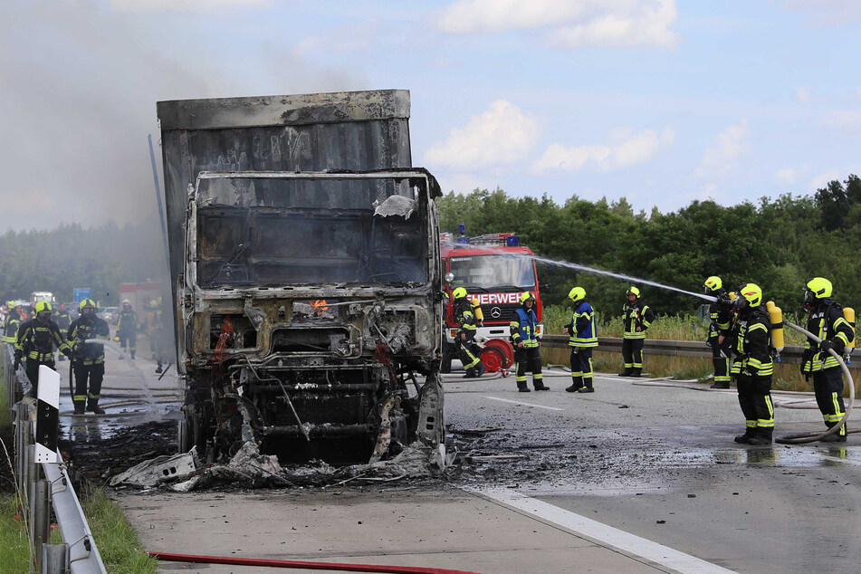 Auf der A19 brennt ein Lkw. Die Feuerwehr ist mit zahlreichen Kräften im Einsatz, die Autobahn ist in Richtung Berlin voll gesperrt.