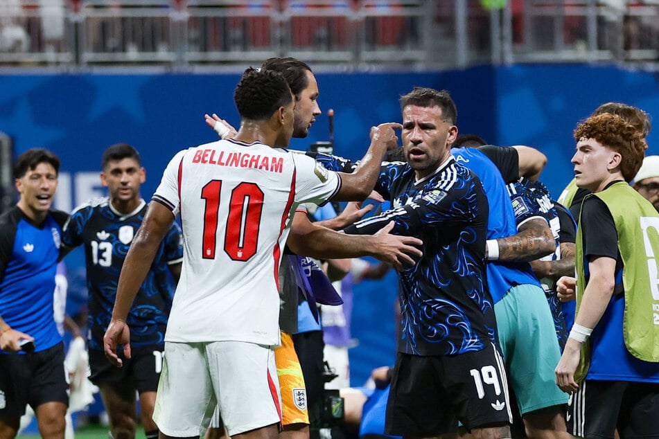 Nach dem Schlag auf den Hinterkopf diskutieren Jude Bellingham (l.) und Nicolás Otamendi. Valentín Barco, der den Schlag bekam, steht rechts.