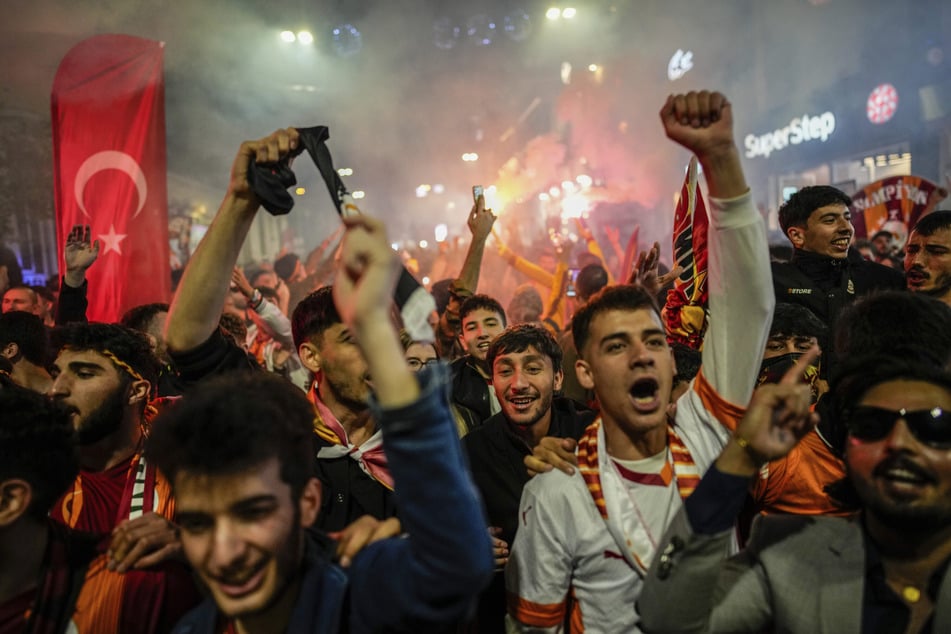 Auch in Istanbul bejubelten Anhänger den Meistertitel von Galatasaray.