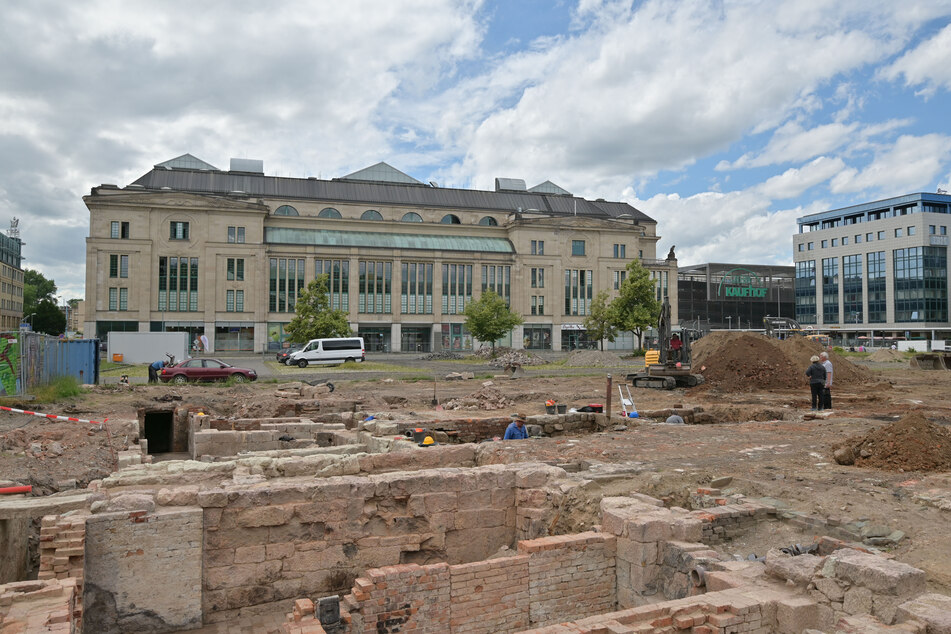Platz für ein Hotel: Neben dem Tietz untersuchen Archäologen derzeit die Baugrube.