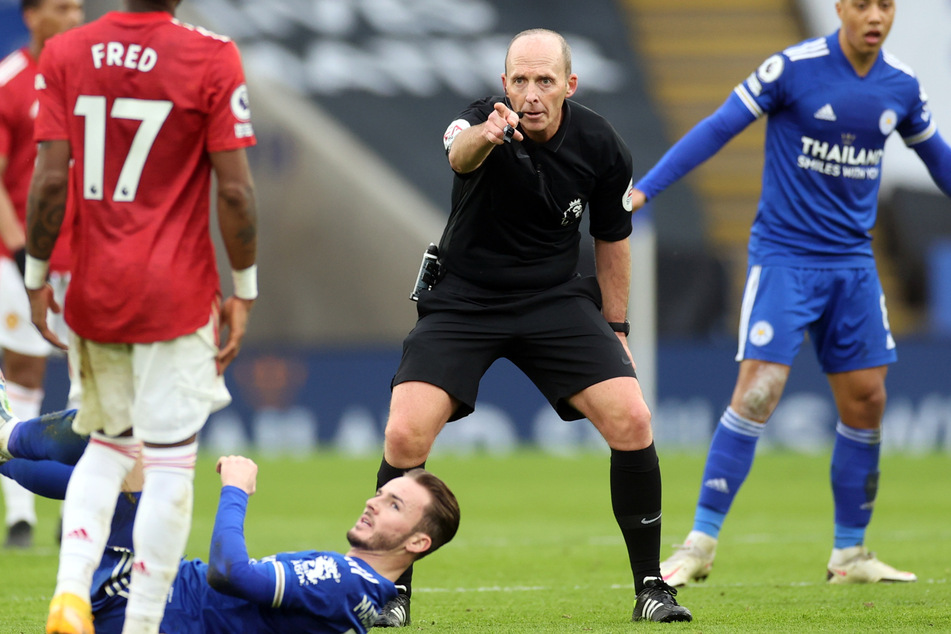 Der Unparteiische Mike Dean (52, M.) pfeift schon seit 21 Jahren in der Premier League, nun will er am kommenden Wochenende mal einen Spieltag aussetzen.