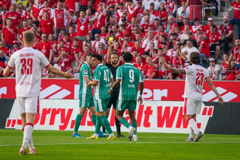 Rios Alonso (r.) sieht die erste Verwarnung des Spiels.