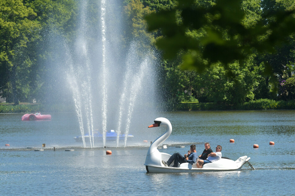 Auch im Schloßteich gehen die Wasserfontänen am Donnerstag in Betrieb.