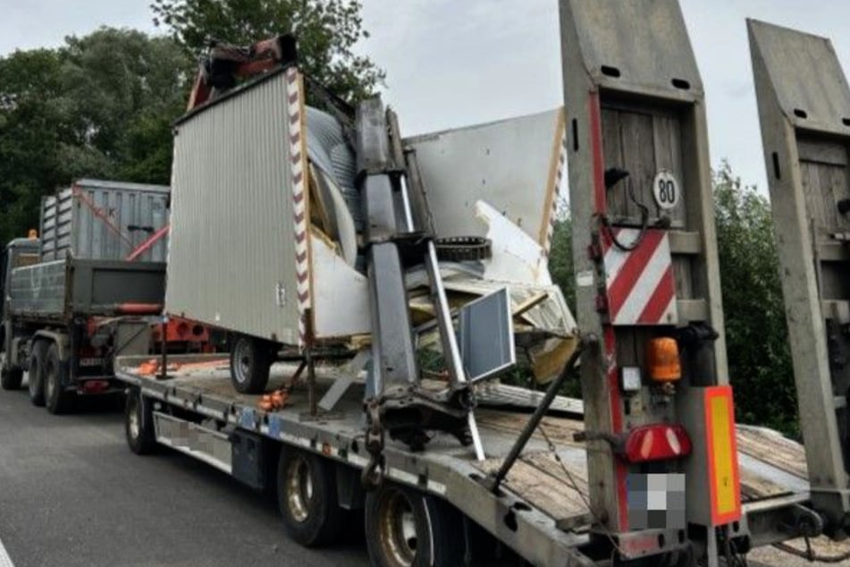 Sowohl der Kran als auch der geladene Baustellenwagen wurden schwer beschädigt.