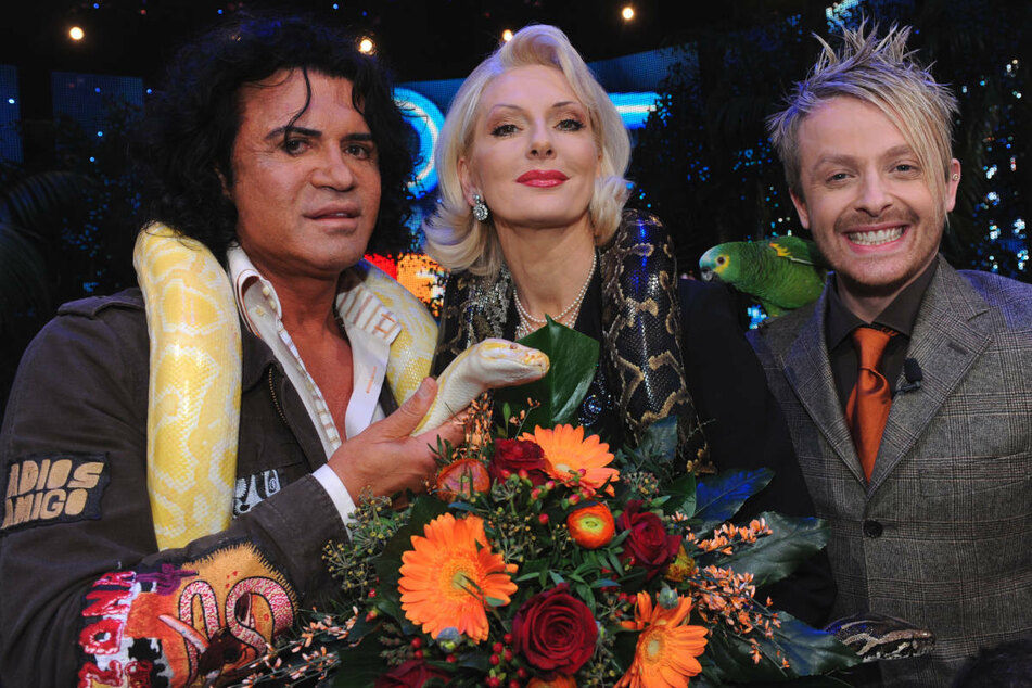 Die Dschungel-Könige Costa Cordalis (†75, l.), Désirée Nick (65) und Ross Antony (47) posieren 2009 in der RTL-Show "25 Jahre RTL". Durch ihren Sieg im Dschungelcamp 2004 ist La Nick einem breiten TV-Publikum bekannt geworden. (Archivfoto)