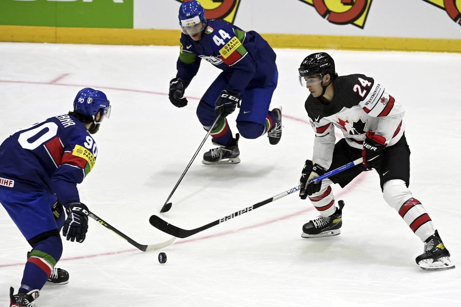 Der italienische Eishockey-Nationalspieler Gregorio Gios (25, M.) musste zuletzt mehrere Länderspiele absagen, weil er mit einer Schrotflinte angeschossen wurde.