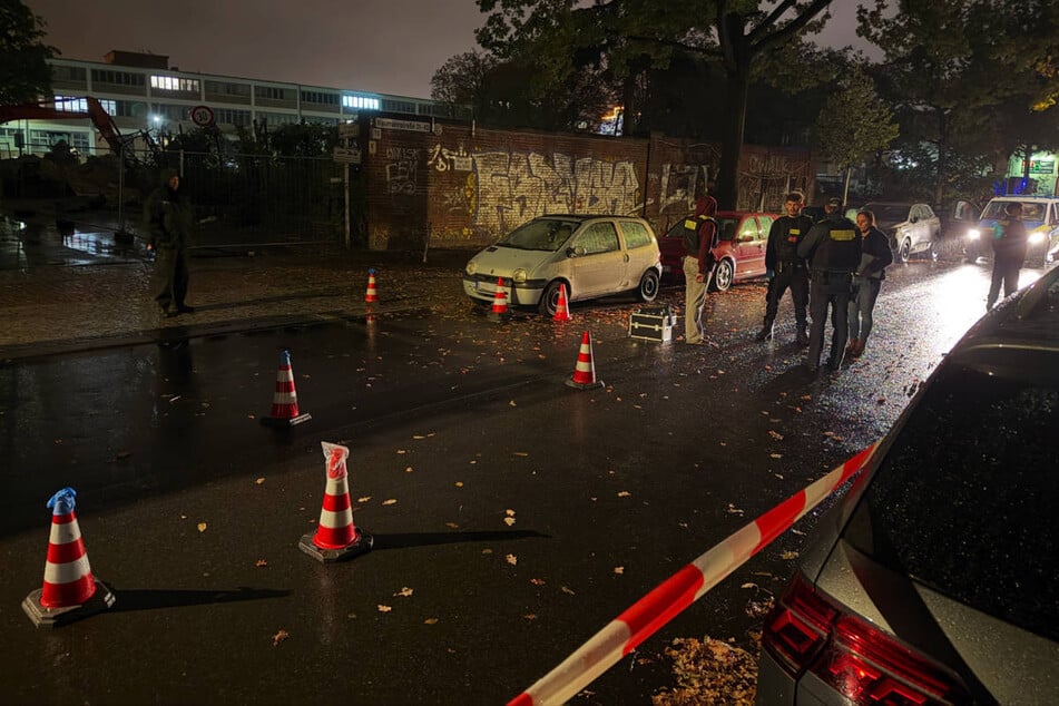 Die Einsatzkräfte haben den Tatort weiträumig abgesperrt und sichern Beweise.