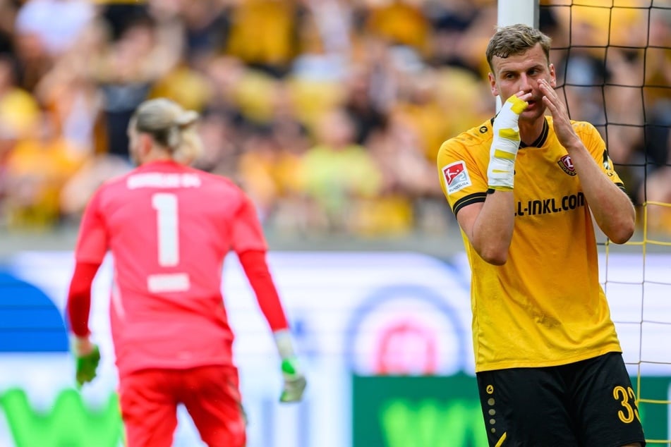 Christoph Daferner (27, r.) haderte mit der Niederlage gegen den FC Schalke 04 besonders.