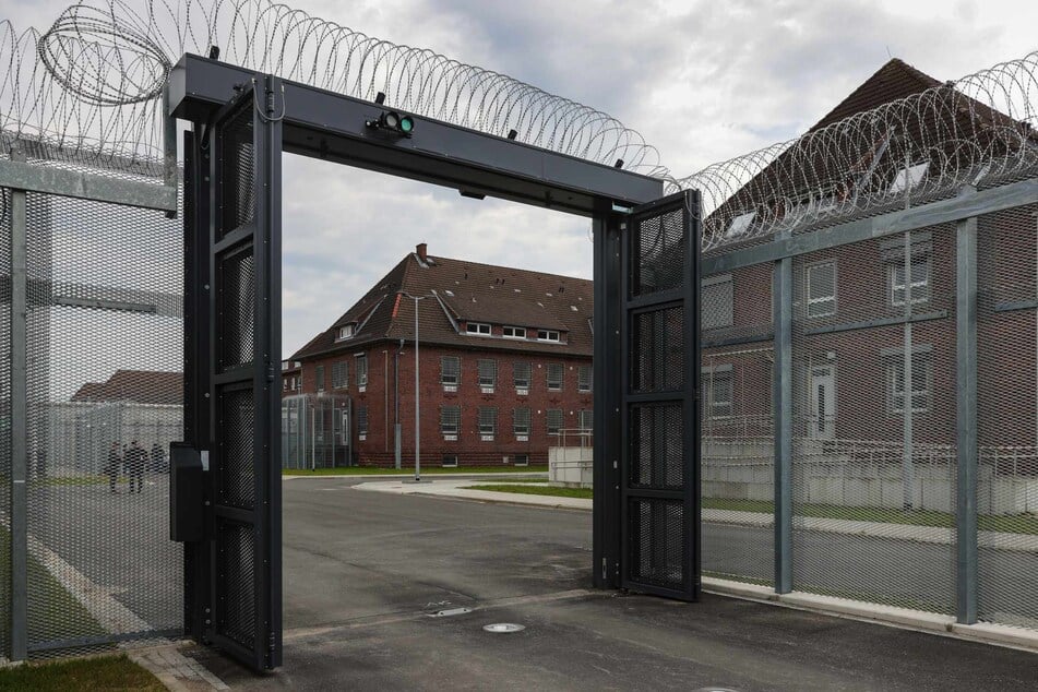 Blick durch das Einfahrtstor der neuen Abschiebehaftanstalt in Glückstadt.
