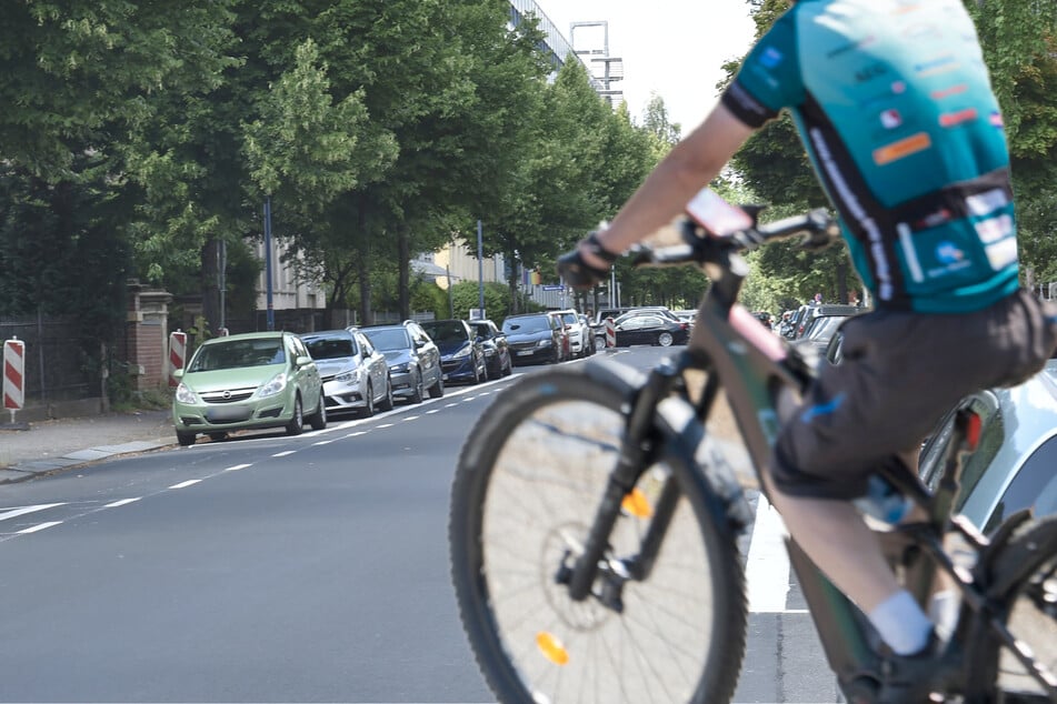 An der Kreuzung Krenkelstraße/Borsbergstraße in Striesen hatte ein Mazda einen Radfahrer samt mitfahrendes Kind erfasst. (Archivfoto)