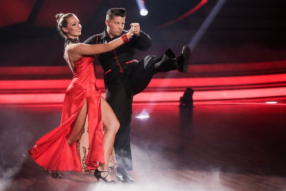 An der Seite von Profitänzerin Regina Luca (37, l.) schied Sängerin Kerstin Ott (37) in ihrer Staffel bereits in der fünften Runde aus.