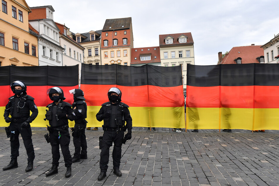 Polizisten sichern eine AfD-Kundgebung unter dem Titel "Einigkeit macht stark" auf dem Markt.