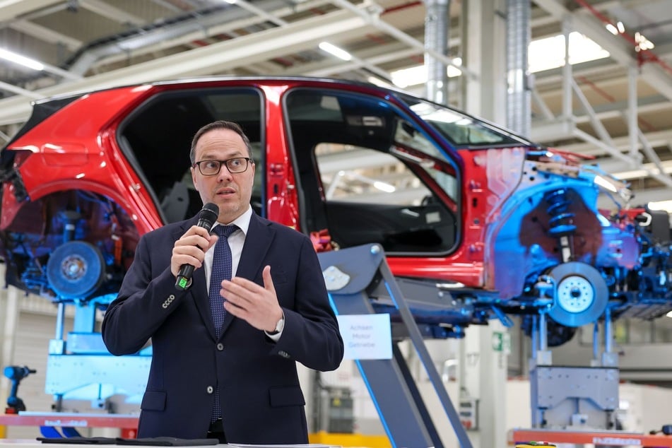 Wirtschaftsminister Dirk Panter (51, SPD) treibt es um, dass der Autobauer Volkswagen in Zwickau die Produktion herunterfahren will.