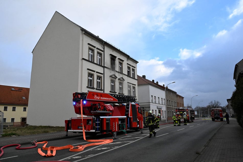 Die Zittauer Feuerwehr musste sich am Freitagmittag auf der Friedensstraße um einen Wohnungsbrand kümmern.