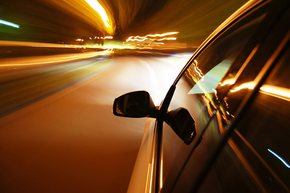 Bei 135 km/h verursachte der 46 jährige Angeklagte einen schweren Unfall. (Symbolbild)