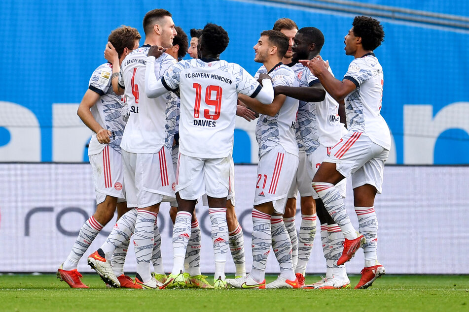 Allen Grund zur Freude: Der FC Bayern München hat Bayer 04 Leverkusen in der Bundesliga aus der BayArena geschossen und ist Tabellenführer.