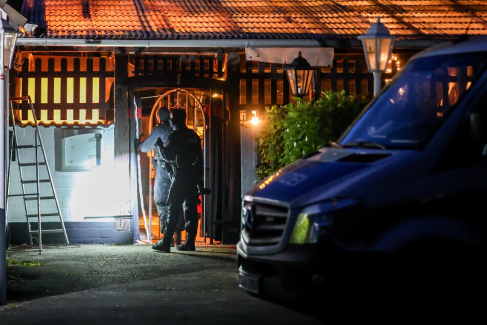 Einsatzkräfte der Polizei betreten gegen 4 Uhr das Vereinsheim der Hells Angels in Hilden.