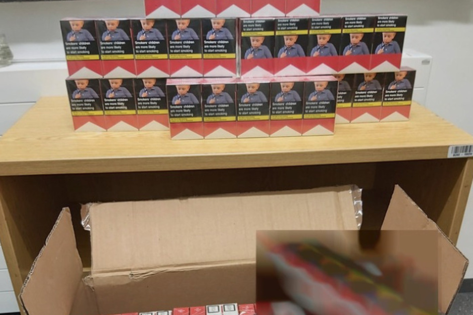 Die Ermittler fanden 50 Packungen illegaler Zigaretten.