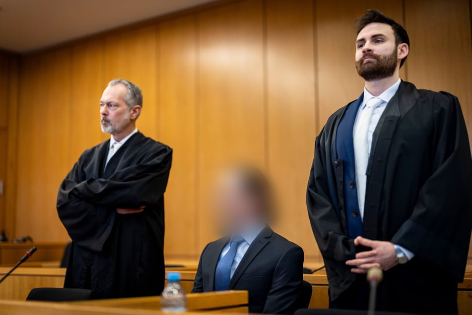 Der 42-Jährige (M.) wurde am Freitag vor dem Aachener Landgericht zu einer lebenslangen Haftstrafe verurteilt.