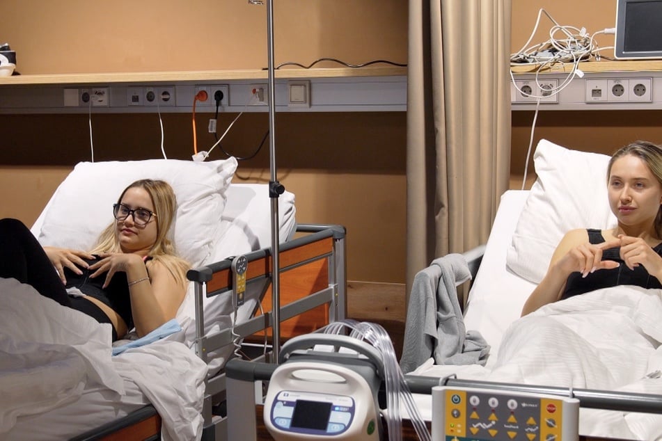 Sowohl die 21-Jährige, als auch ihre ältere Schwester Davina (23, l.) haben sich einer Brustvergrößerung unterzogen.