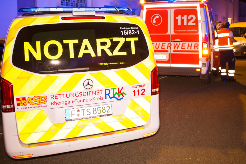 Das Foto zeigt Angehörige des Rettungsdienstes beim Einsatz infolge der Vergiftung in Wiesbaden.