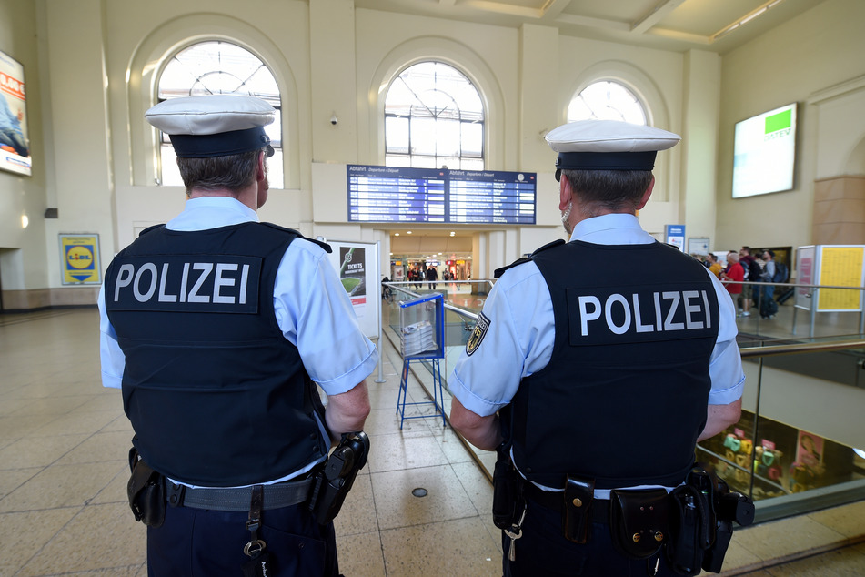 Im Braunschweiger Hauptbahnhof kam es zu einer Auseinandersetzung zwischen Fußballfans und der Polizei. (Symbolbild)