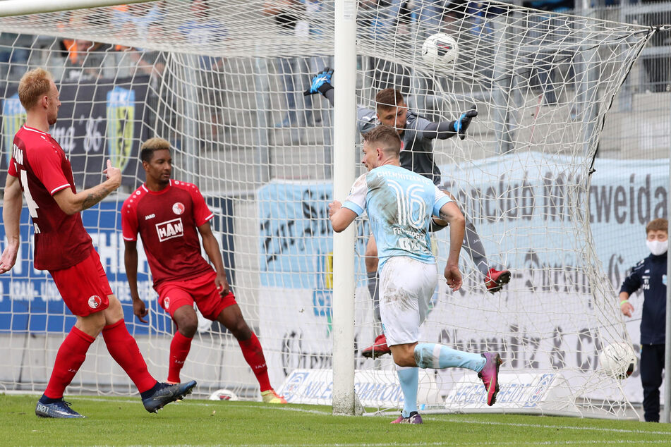 Kevin Freiberger (Nr. 16), der hier zur Chemnitzer 3:2-Führung gegen den Berliner AK getroffen hat, war einer der Matchwinner und bedankte sich nach der Partie bei den himmelblauen Fans für deren Unterstützung.