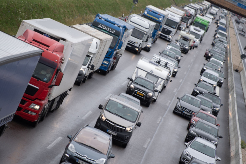 Unfall A81: Fünf Autos krachen ineinander: Mehrere Verletzte und langer Stau auf Autobahn