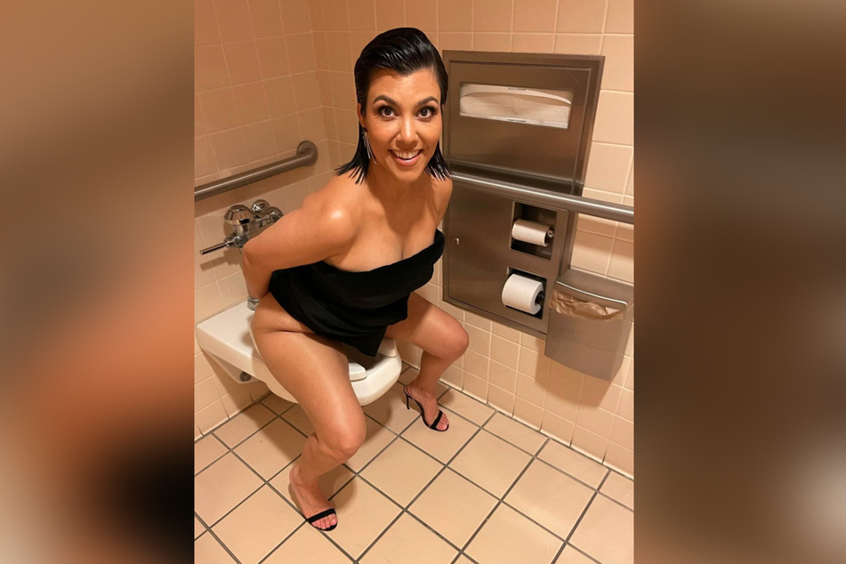 Kourtney Kardashian (45) wurde zur Feier ihres 45. Geburtstags auf Instagram mit einem intimen Klo-Foto überrascht.
