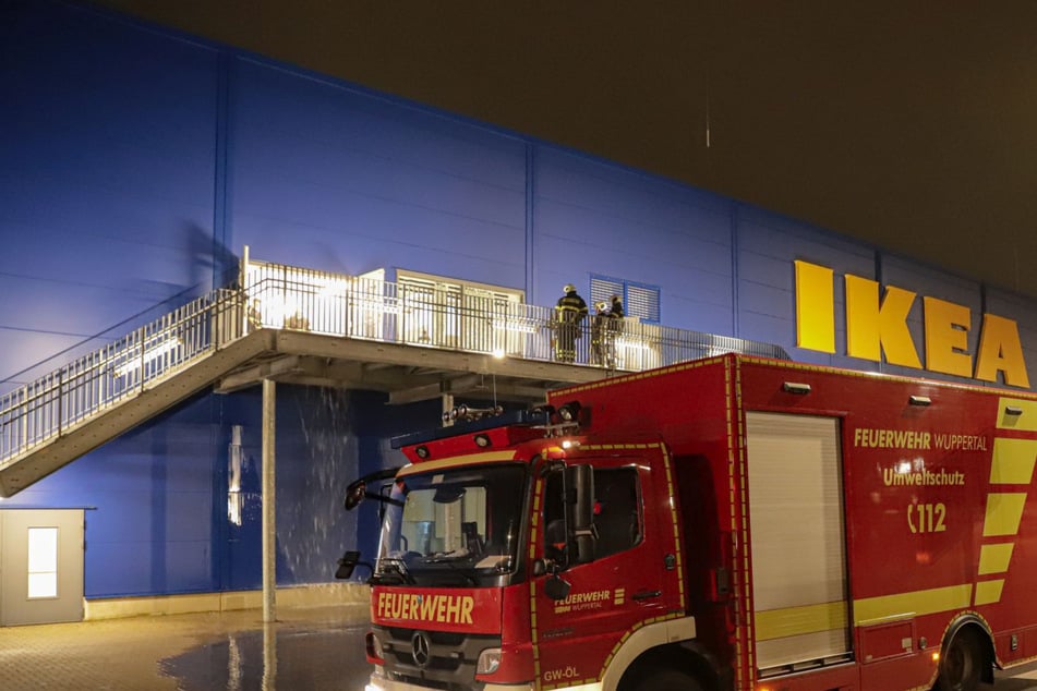 Ikea in Wuppertal evakuiert: Bett komplett abgebrannt, Feuerwehr rückt aus!