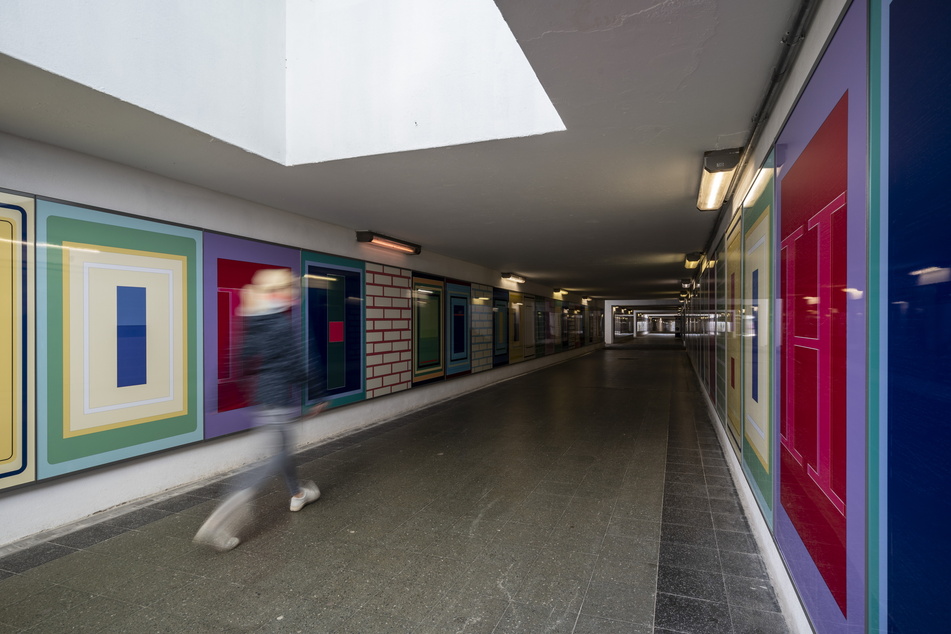 In der Unterführung des Flöhaer Bahnhofs wurden beidseitig zwei großflächige Wandbilder im Rahmen des Projekts "Purple Path" installiert.